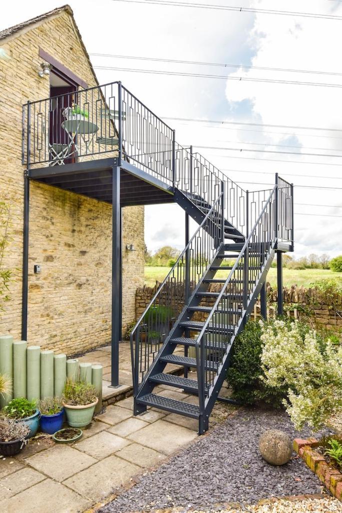 The Lookout At Cloatley Meadow Apartment Hankerton Bagian luar foto